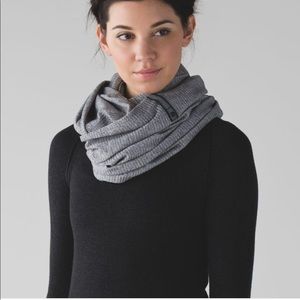 Lulu lemon Vinyasa wrap, black and white